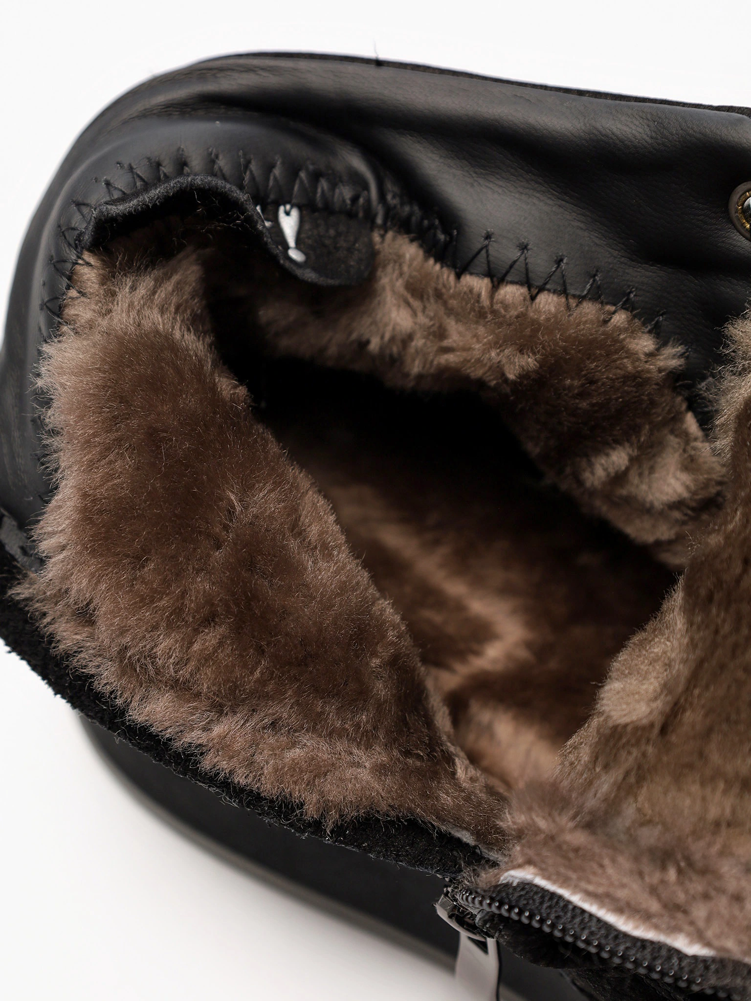 Кроссовки утепленные черного цвета на низкой подошве